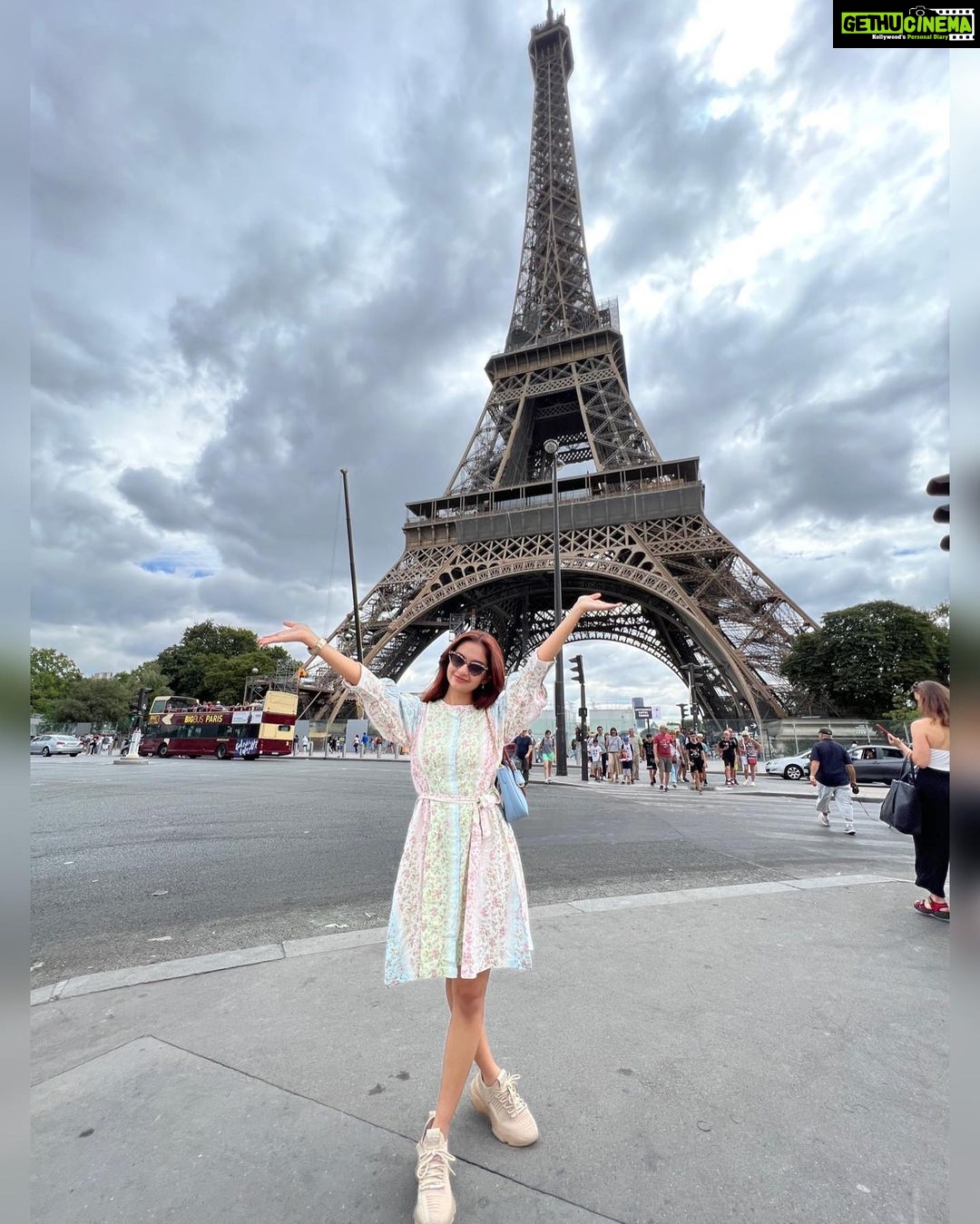 Anushka Sen Instagram - Eiffel Tower 🇫🇷🥹✨ dreams do come true 🫶 Tour Eiffel