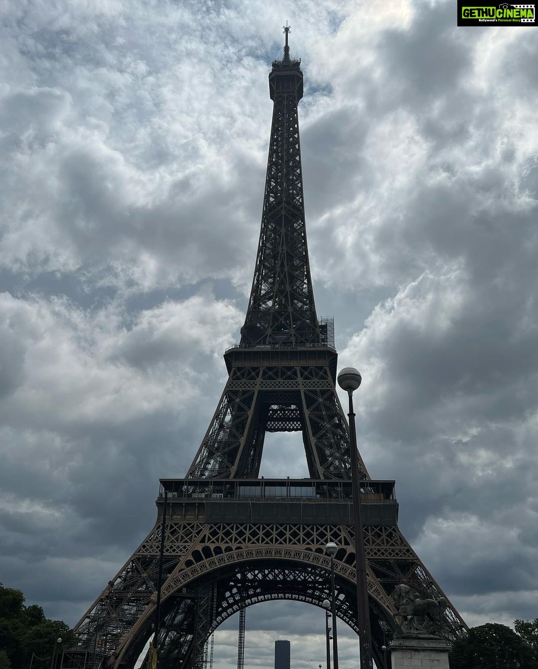 Anushka Sen Instagram - Eiffel Tower 🇫🇷🥹✨ dreams do come true 🫶 Tour Eiffel
