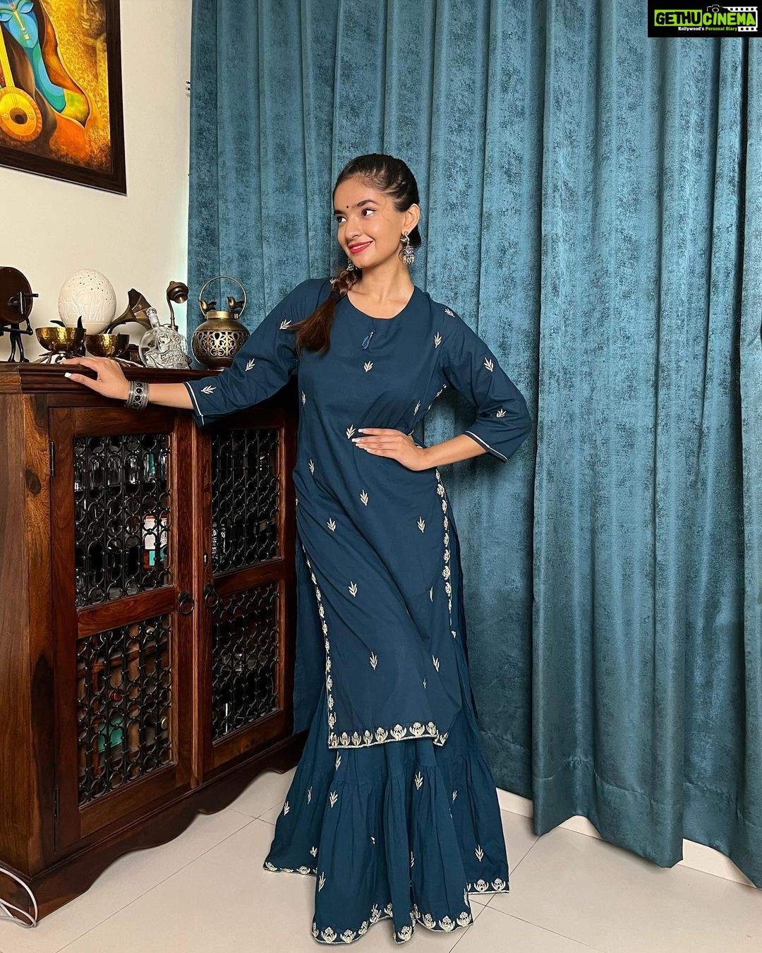 Anushka Sen Instagram - 💜 . Wearing: @gulabi_dori