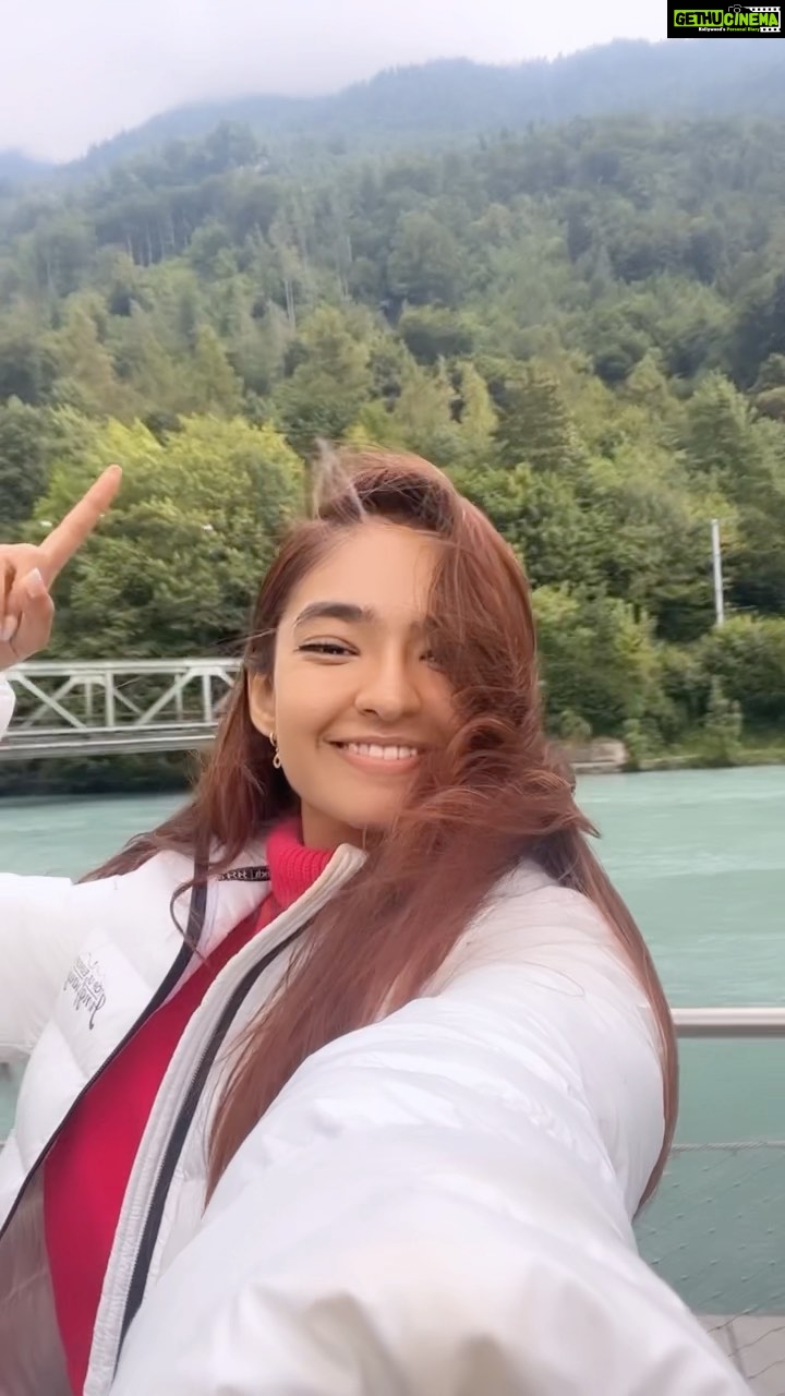Anushka Sen Instagram - This place is so prettyyy🏔💜 #360degreechallenge #reels #reelsinstagram