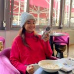 Anushka Sen Instagram - Hot chocolate and smiles 🏞 Interlaken, Switzerland