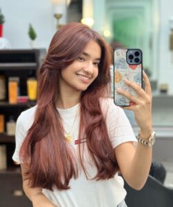 Anushka Sen Instagram - Birthday Hair 🦦✨🥳