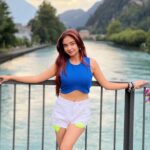 Anushka Sen Instagram - Hallo aus Interlaken, Schweiz 🏔🏞💜 Interlaken, Switzerland