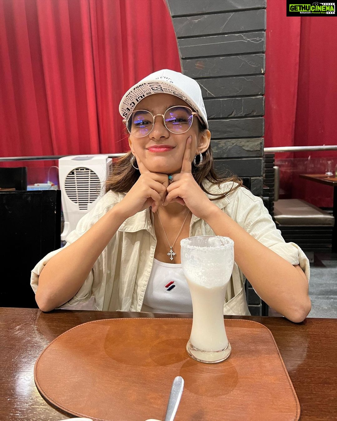 Anushka Sen Instagram - foodie for life 🦦