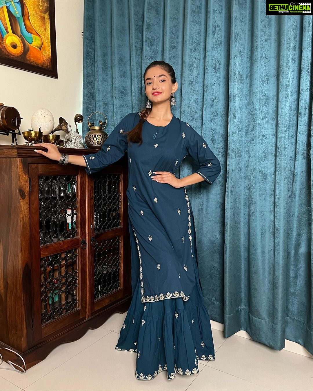 Anushka Sen Instagram - 💜 . Wearing: @gulabi_dori