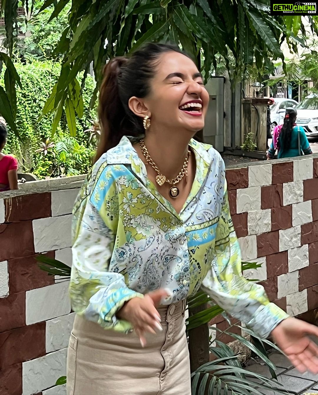 Anushka Sen Instagram - cartwheels in my stomach when you walk in 🤸♀️🤭🫶 . . Not just a chat show starts this Sunday ✨@zeecafeindia Styled by @stylingbyvictor Makeup by @sachinmakeupartist1 Hair by @srvbeeauty