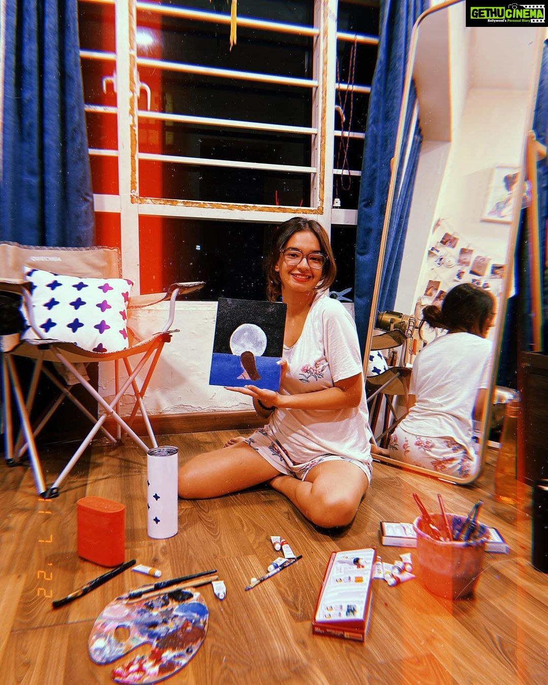 Anushka Sen Instagram - 3 hrs of painting, fun nights 😇✨🫶