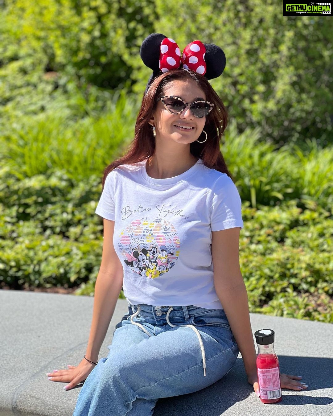Anushka Sen Instagram - DISNEYLAND 🥰💜😍 Disneyland Paris