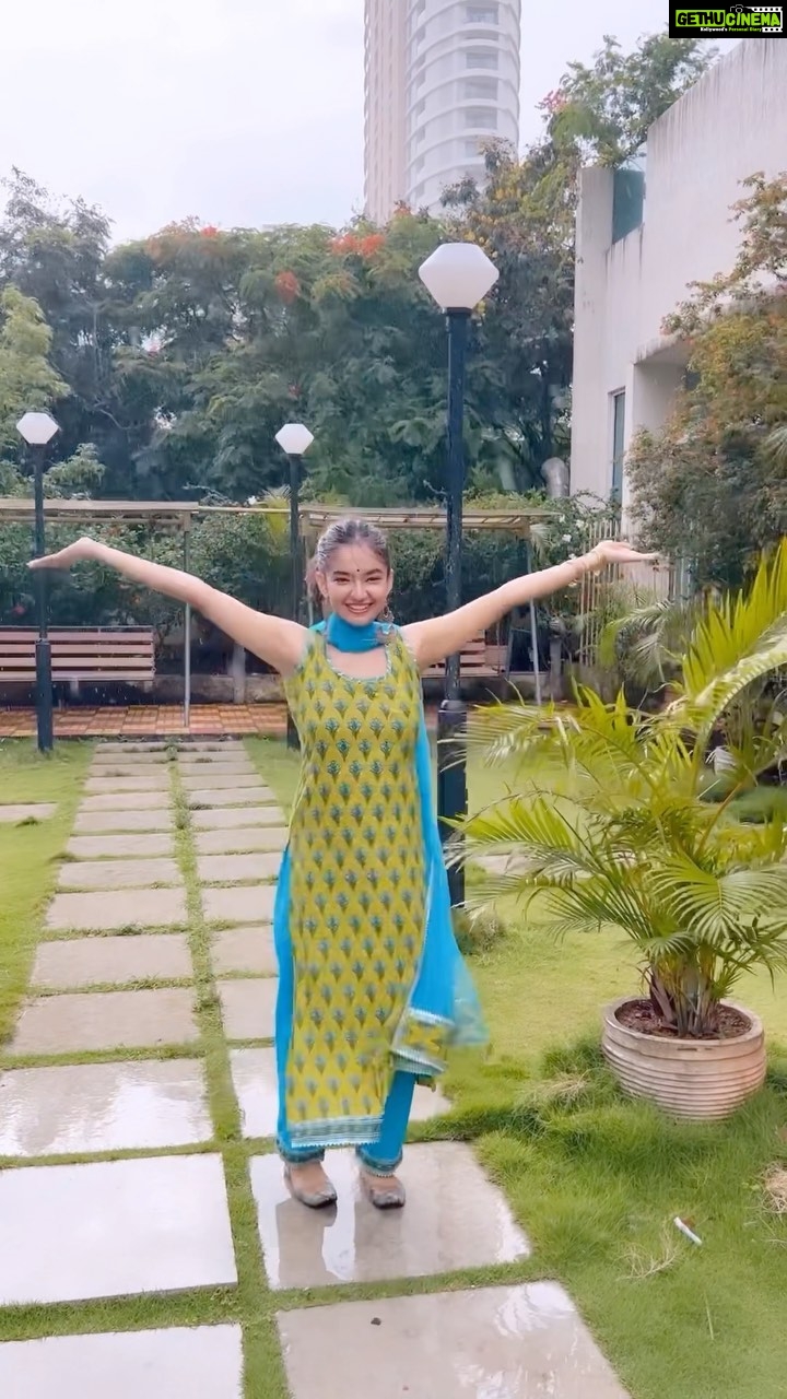 Anushka Sen Instagram - Rainssss🌧💜 #RainyDayReels #instagramreels #reels