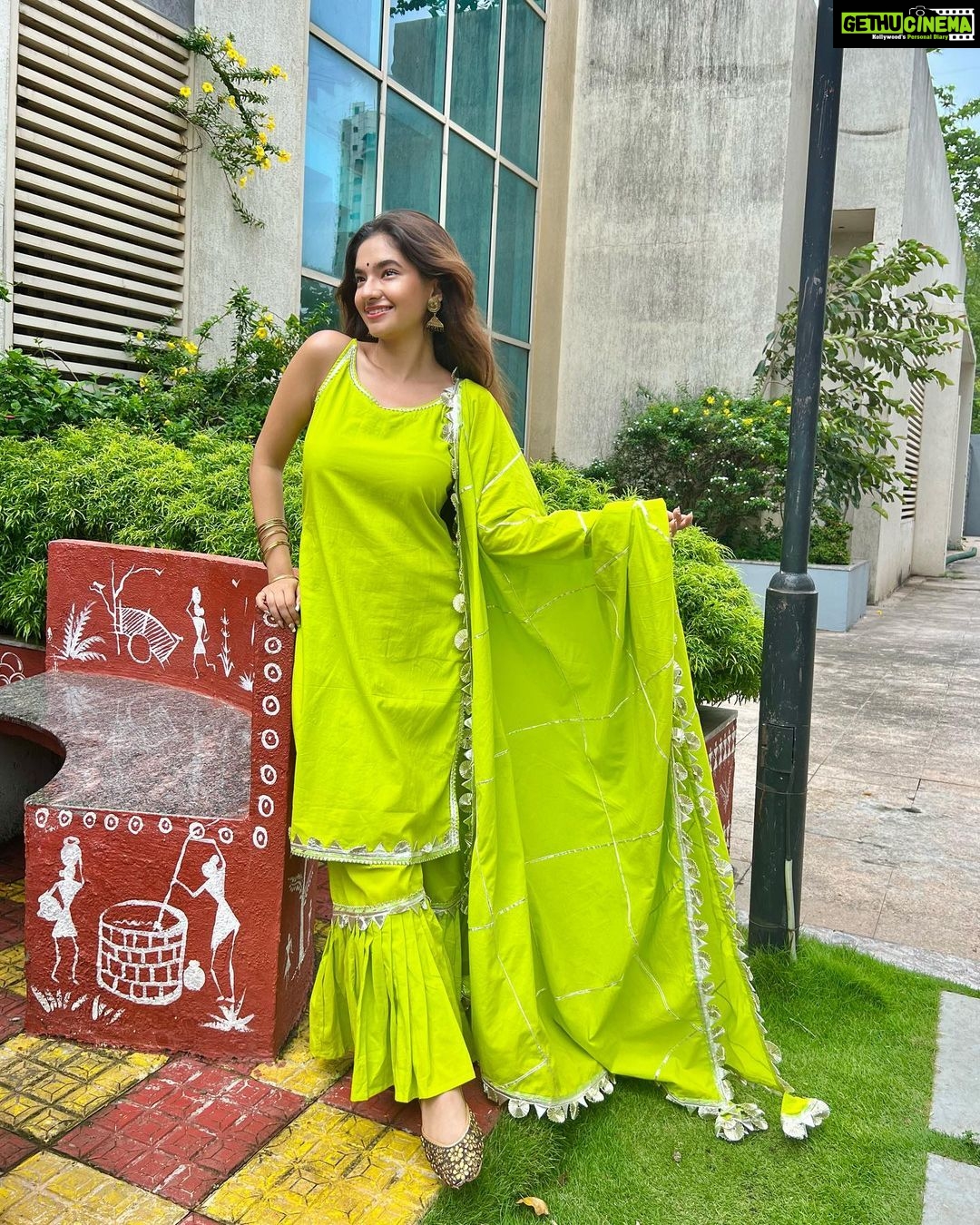 Anushka Sen Instagram - baarish ka mausam 🌧 . Outfit: @pomcha_jaipur