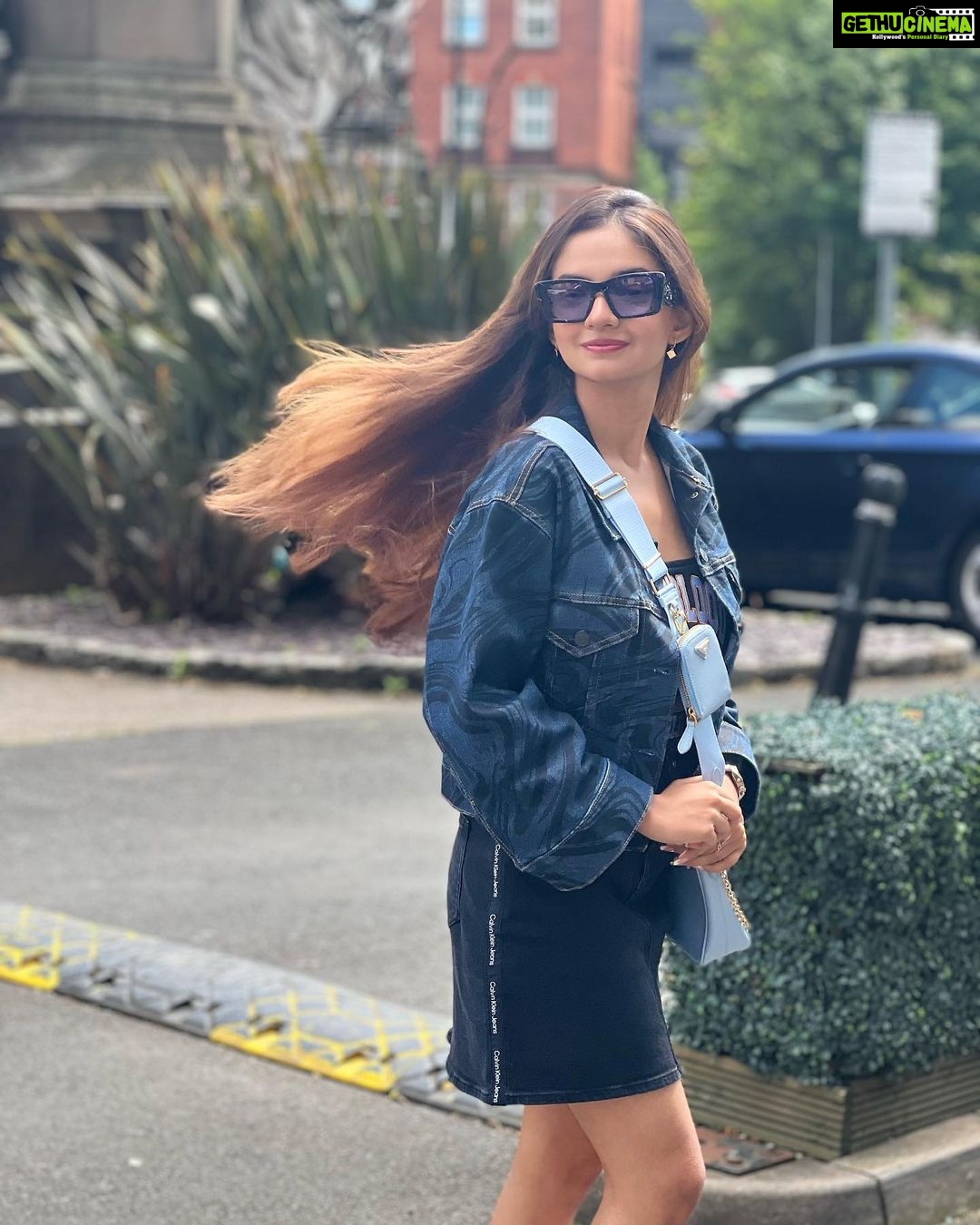 Anushka Sen Instagram - Currently listening ‘I Like That’ by Bazzi