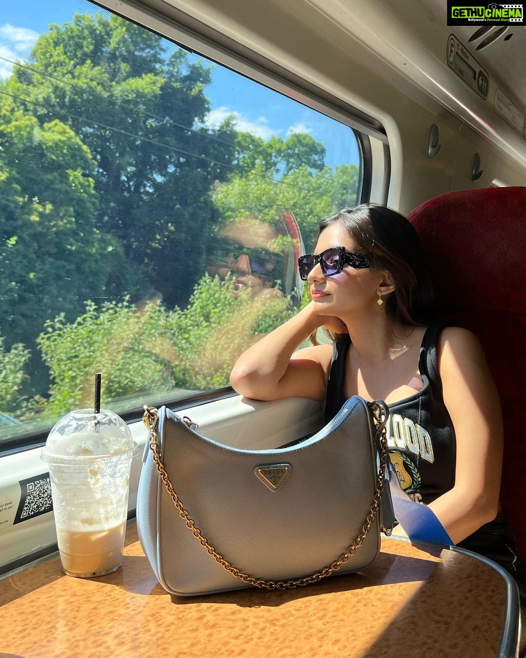 Anushka Sen Instagram - Trains 💗🇬🇧 London, United Kingdom