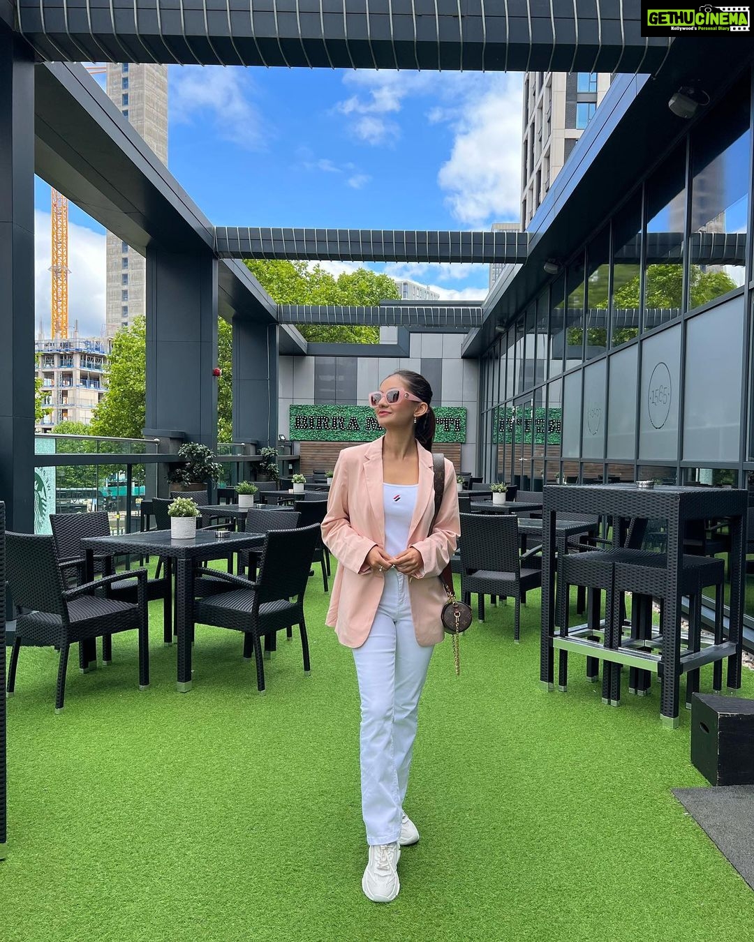 Anushka Sen Instagram - Life is good 🦦😎🇬🇧 Birmingham, United Kingdom