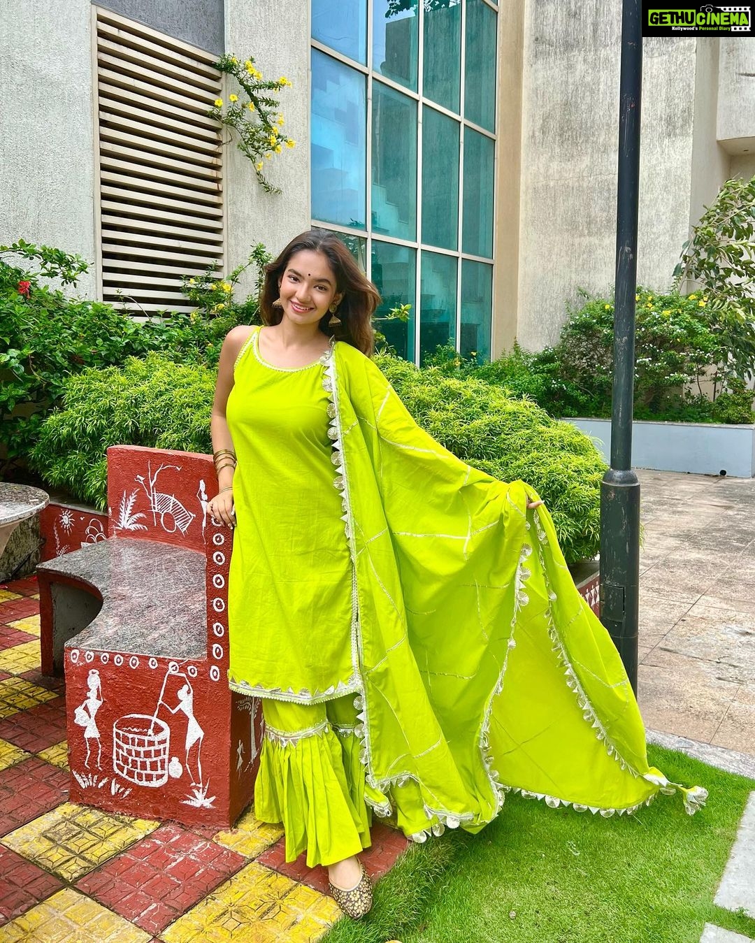 Anushka Sen Instagram - baarish ka mausam 🌧 . Outfit: @pomcha_jaipur