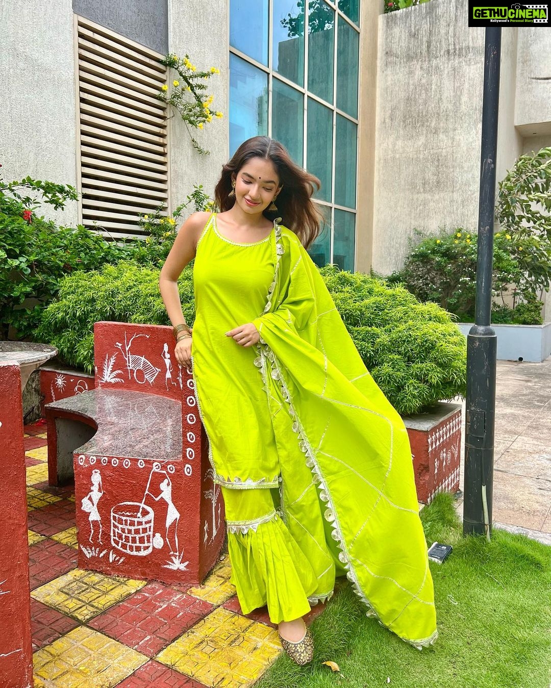 Anushka Sen Instagram - baarish ka mausam 🌧 . Outfit: @pomcha_jaipur