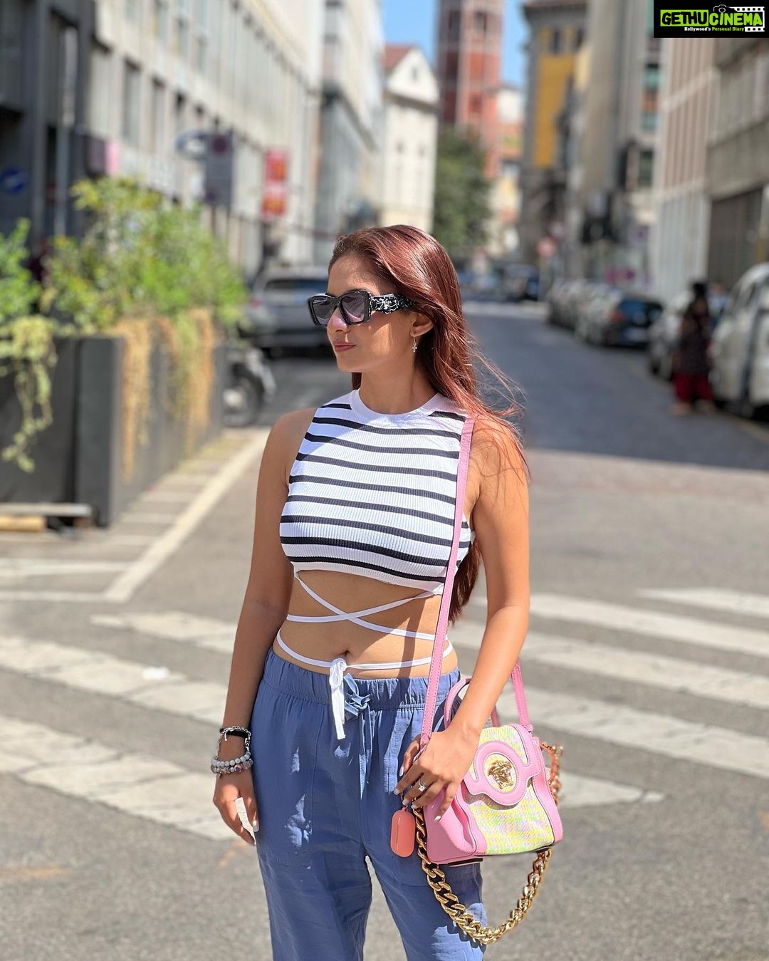 Anushka Sen Instagram - a day in Milan 💋 Milan, Italy