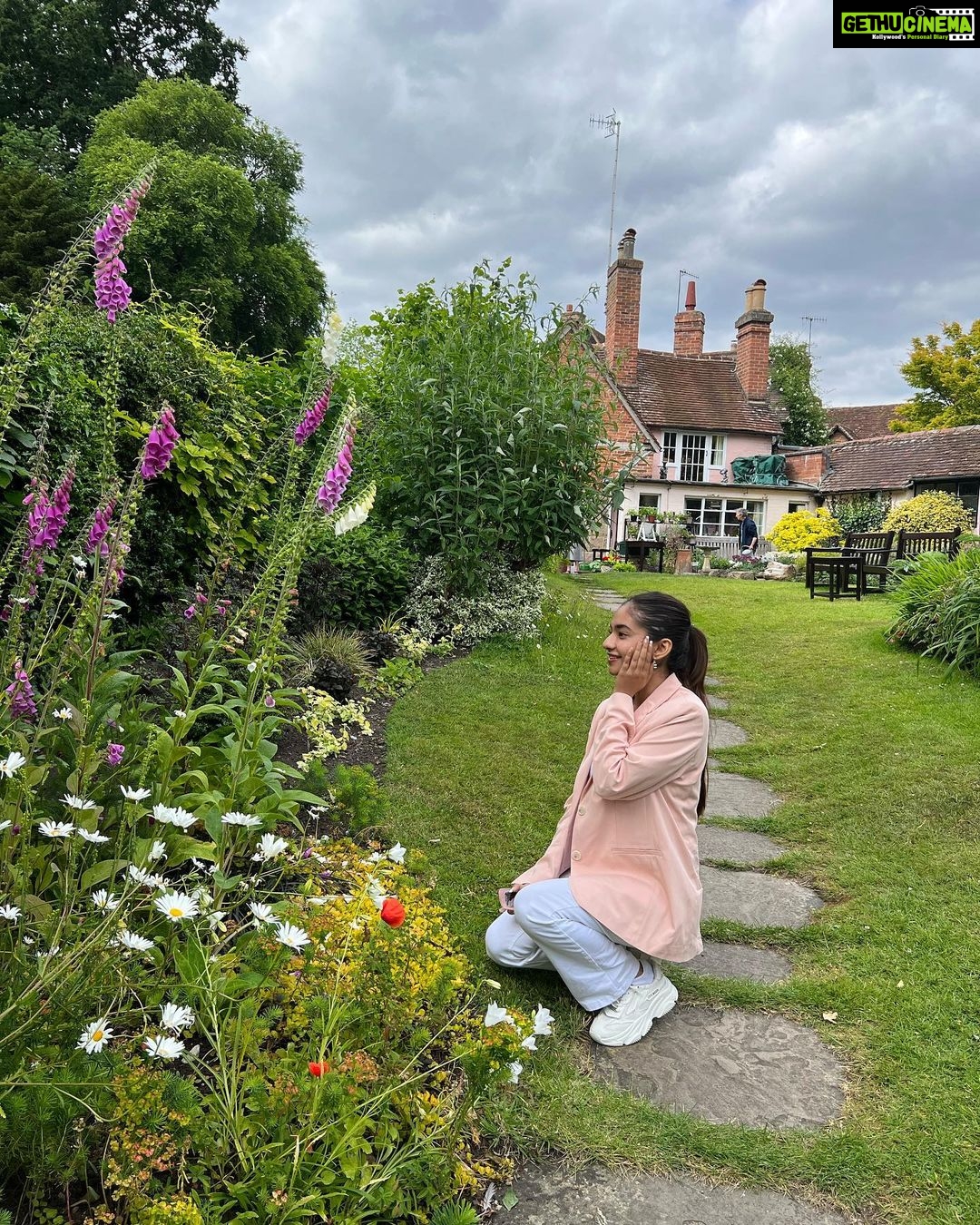 Anushka Sen Instagram - Nature 🦦🇬🇧✨ London, United Kingdom