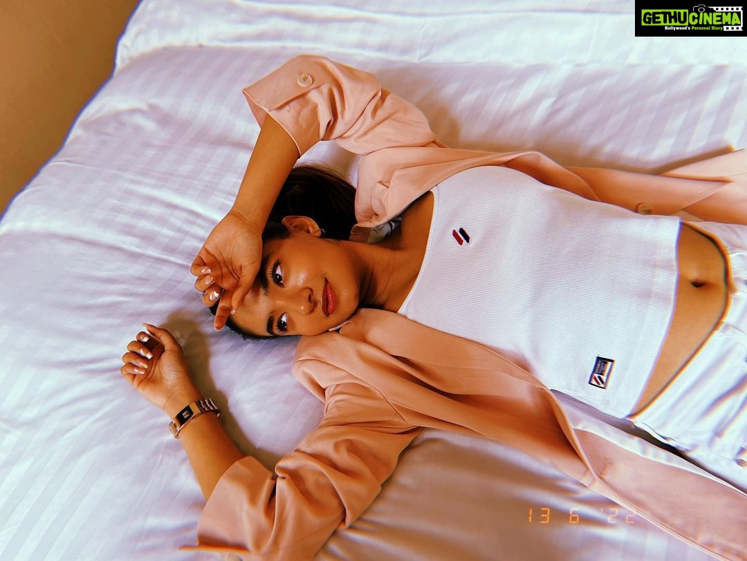 Anushka Sen Instagram - lazying around like my fav emoji 🦦