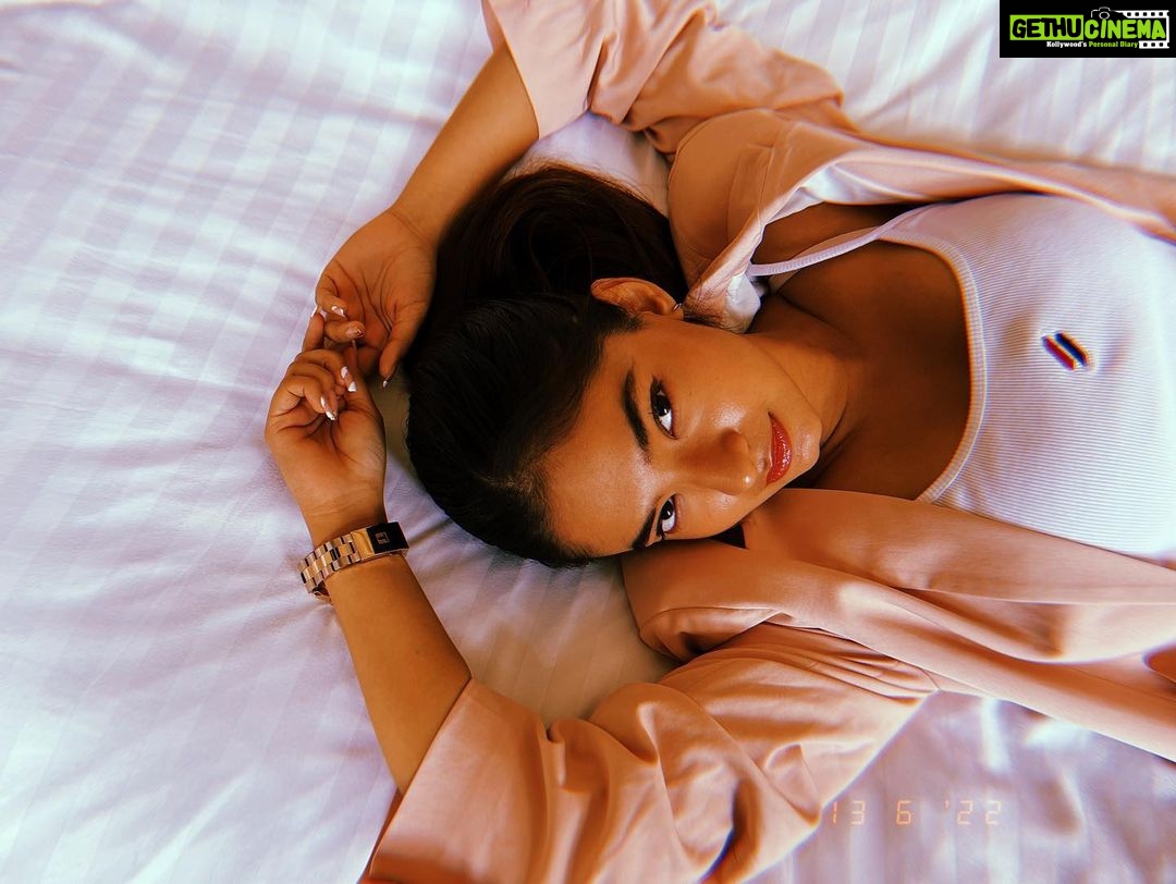 Anushka Sen Instagram - lazying around like my fav emoji 🦦
