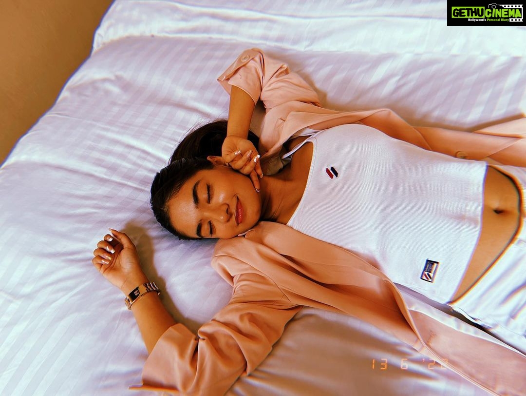 Anushka Sen Instagram - lazying around like my fav emoji 🦦
