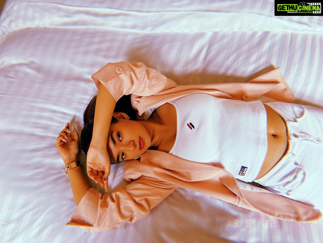 Anushka Sen Instagram - lazying around like my fav emoji 🦦