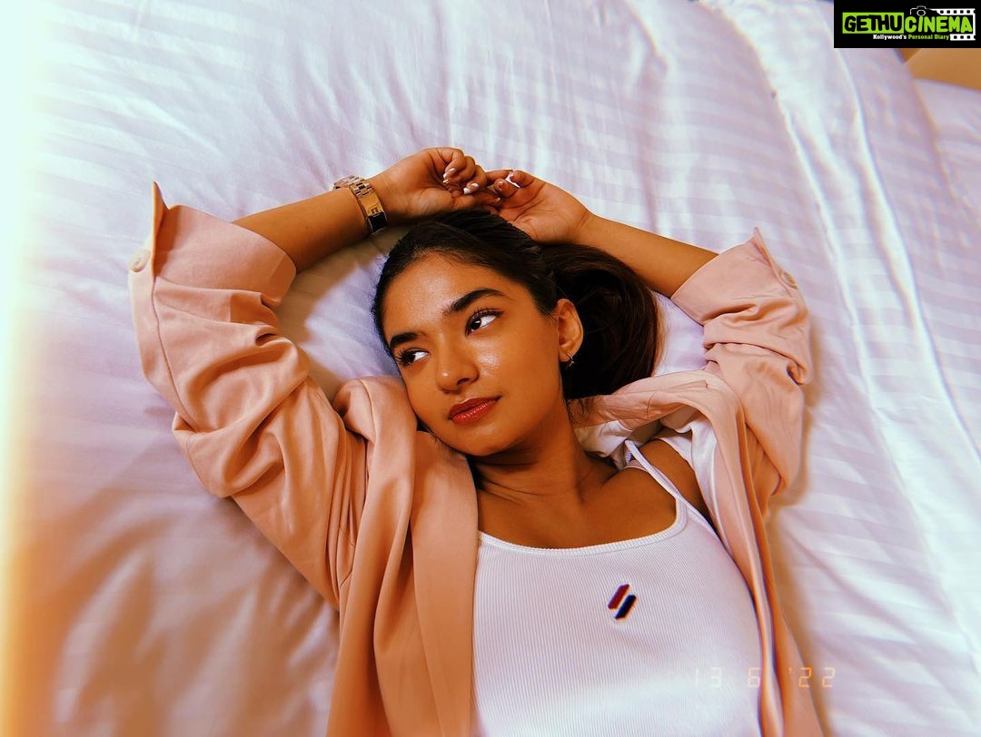 Anushka Sen Instagram - lazying around like my fav emoji 🦦