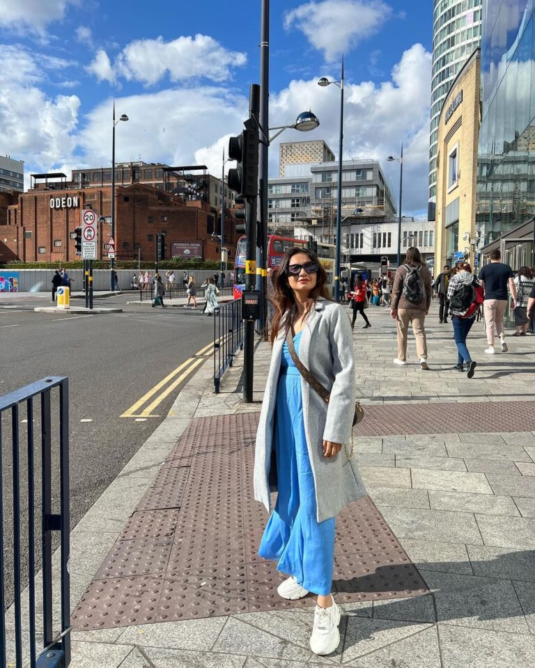 Anushka Sen Instagram - 🫰😇 Birmingham, United Kingdom