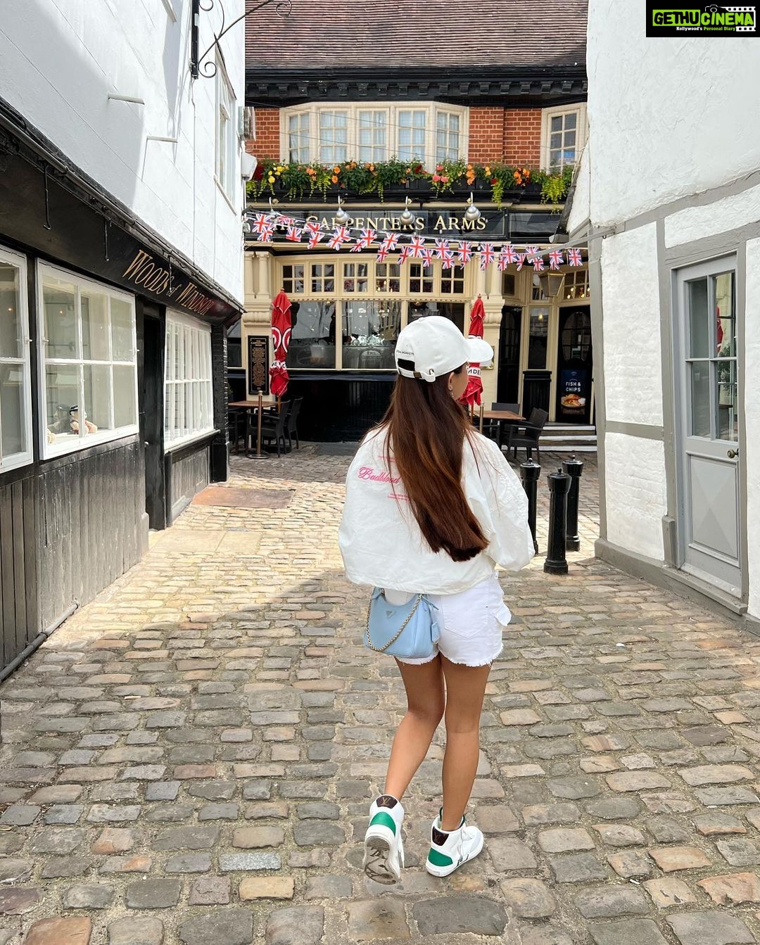 Anushka Sen Instagram - 🫶 Bath, United Kingdom