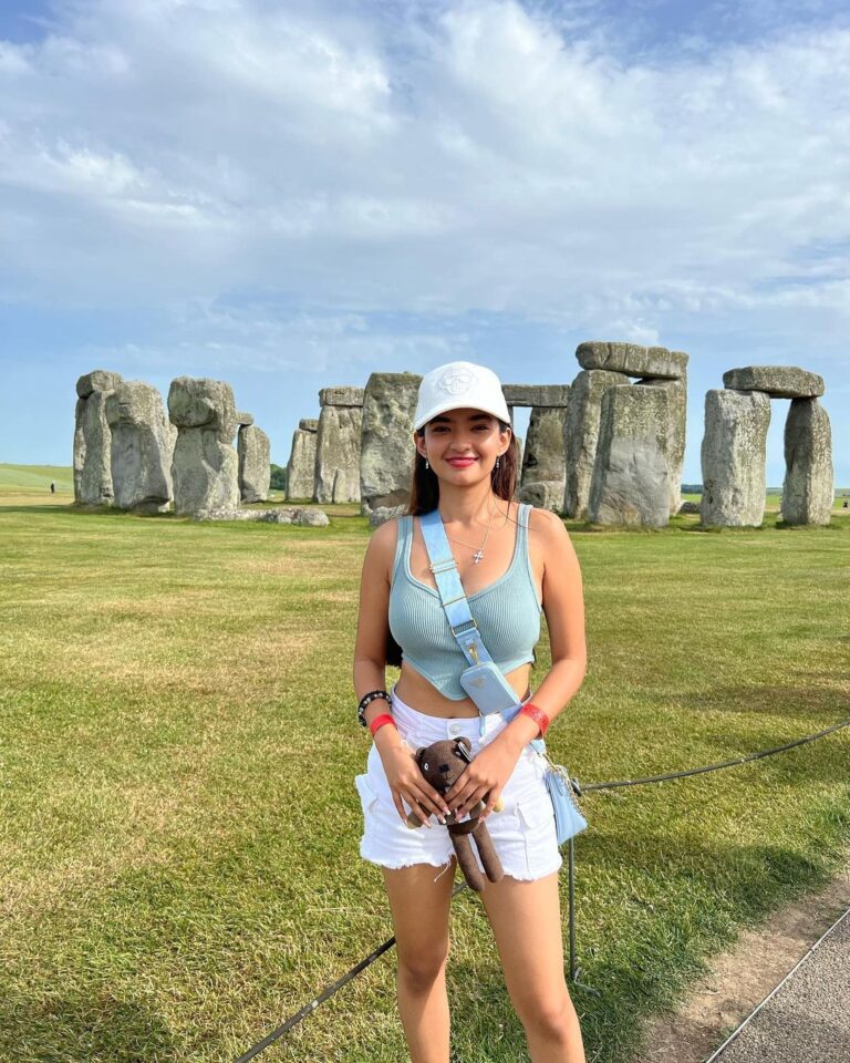 Anushka Sen Instagram - Stonehenge,England 🫶🥰 Stonehenge world Heritage site, Great Britain