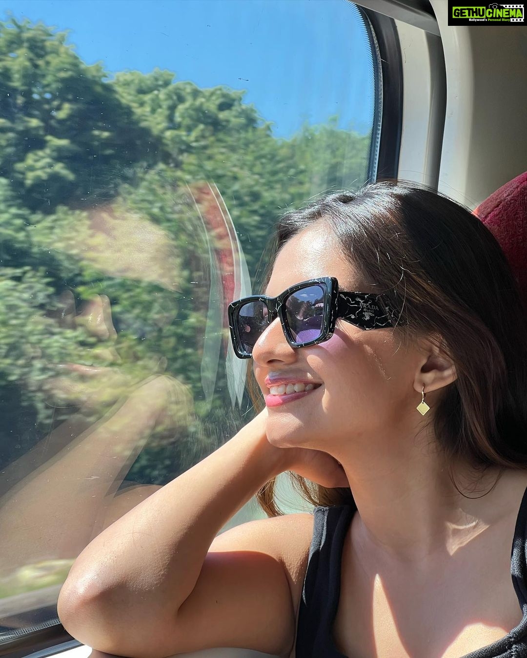 Anushka Sen Instagram - Trains 💗🇬🇧 London, United Kingdom