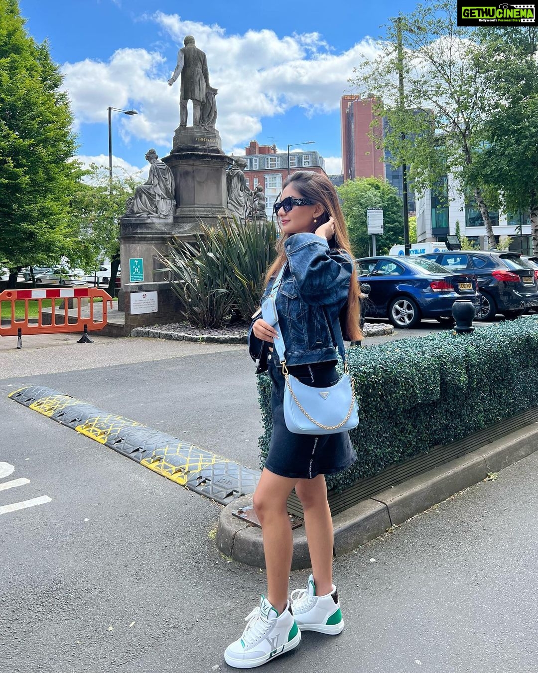 Anushka Sen Instagram - If I was a blue bird, I would fly to you 🫶🦦 Birmingham, United Kingdom