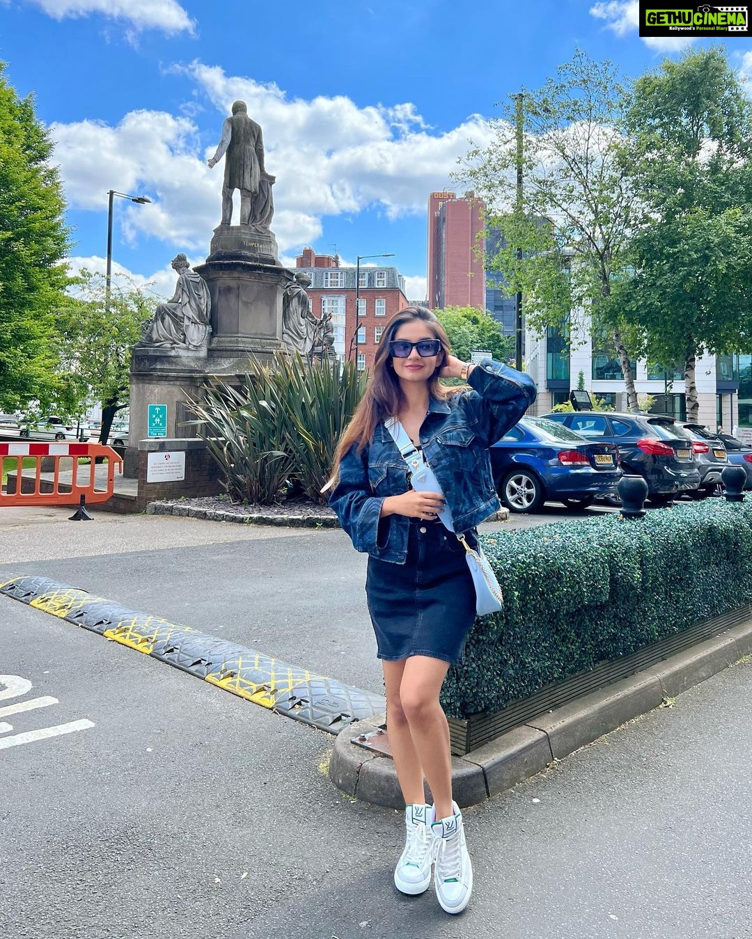 Anushka Sen Instagram - If I was a blue bird, I would fly to you 🫶🦦 Birmingham, United Kingdom