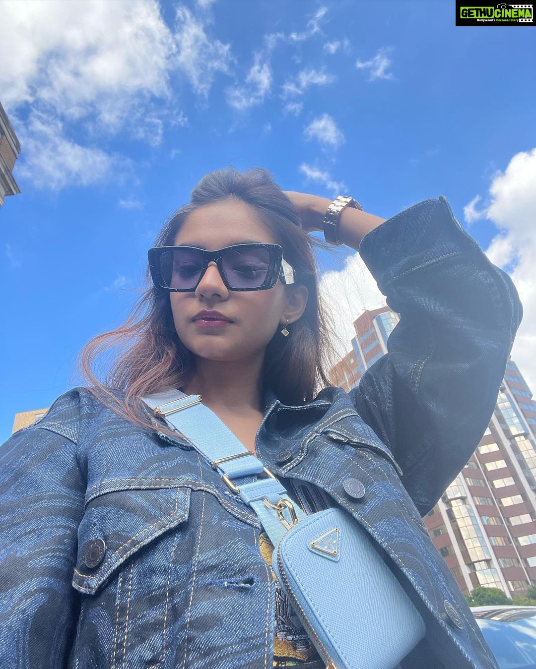 Anushka Sen Instagram - If I was a blue bird, I would fly to you 🫶🦦 Birmingham, United Kingdom