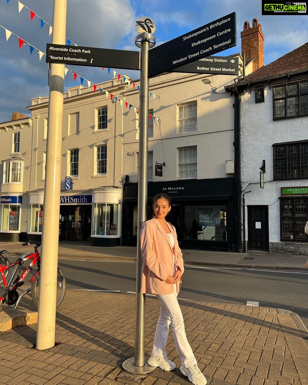 Anushka Sen Instagram - 🇬🇧🫶 Shakespeare's Birthplace