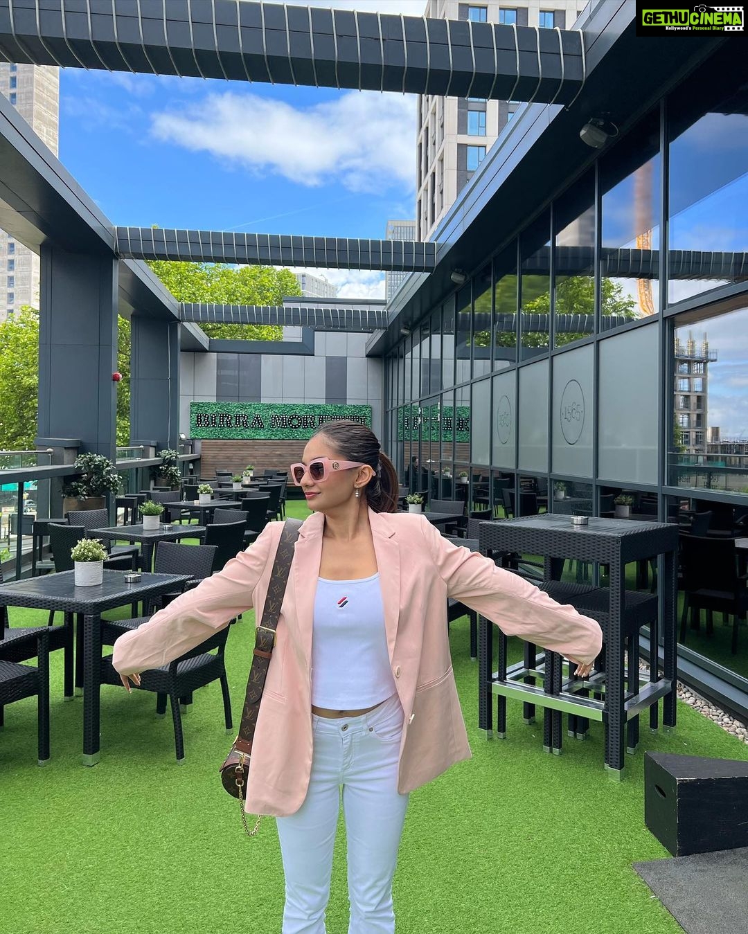 Anushka Sen Instagram - Life is good 🦦😎🇬🇧 Birmingham, United Kingdom