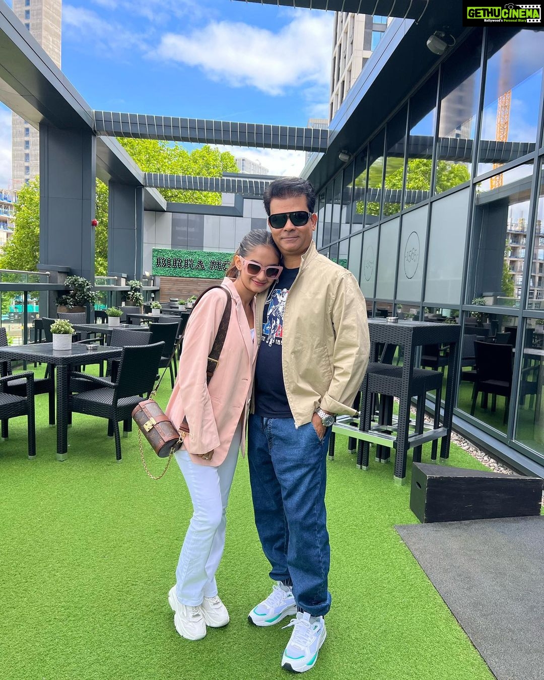 Anushka Sen Instagram - Life is good 🦦😎🇬🇧 Birmingham, United Kingdom