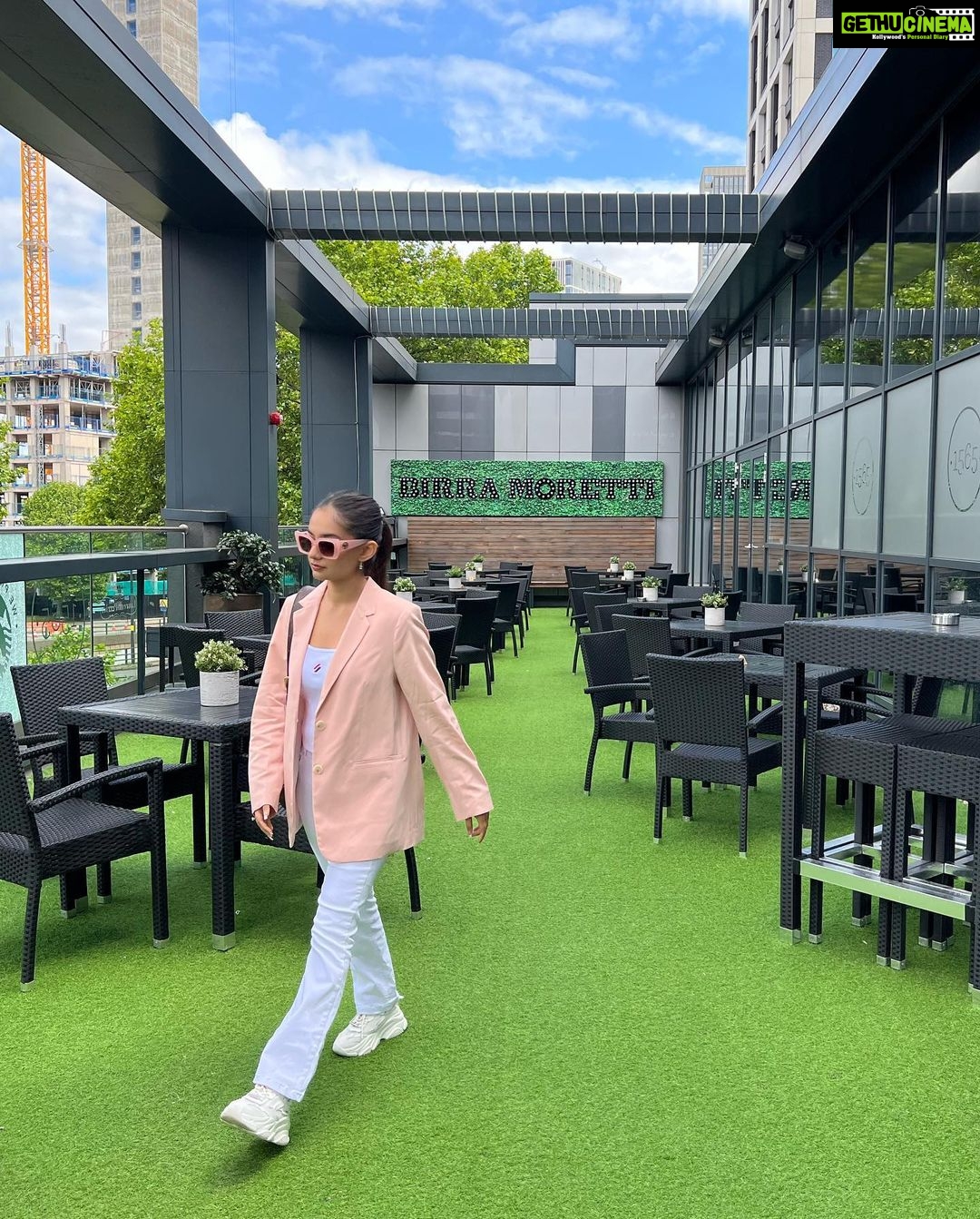 Anushka Sen Instagram - Life is good 🦦😎🇬🇧 Birmingham, United Kingdom