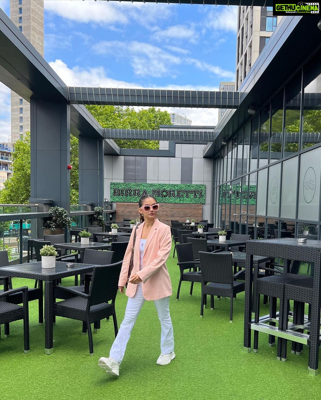 Anushka Sen Instagram - Life is good 🦦😎🇬🇧 Birmingham, United Kingdom