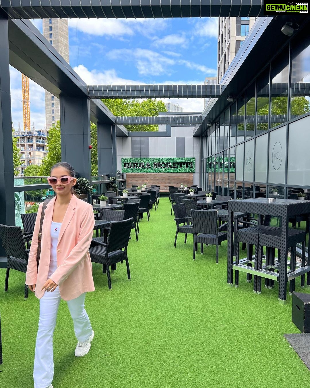 Anushka Sen Instagram - Life is good 🦦😎🇬🇧 Birmingham, United Kingdom