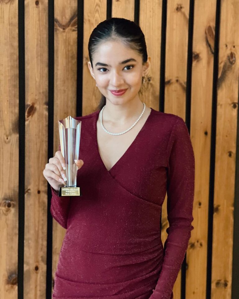 Anushka Sen Instagram - So honoured to receive the ‘Best Actress’ Award in Birmingham Film Fusion Festival for Am I Next. Another International Award. This means a lot to me. Thanks to all my fans always for the love and support 🙏😇🇬🇧 Birmingham, United Kingdom