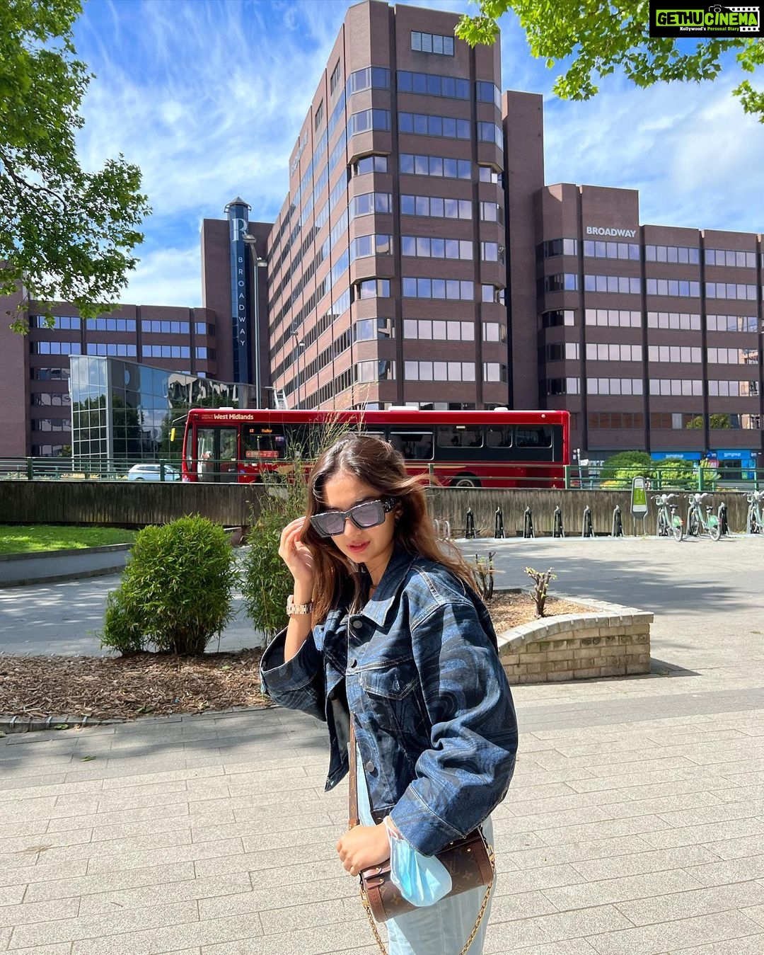 Anushka Sen Instagram - Heyooo Birmingham, UK 🇬🇧🥰 Birmingham, United Kingdom