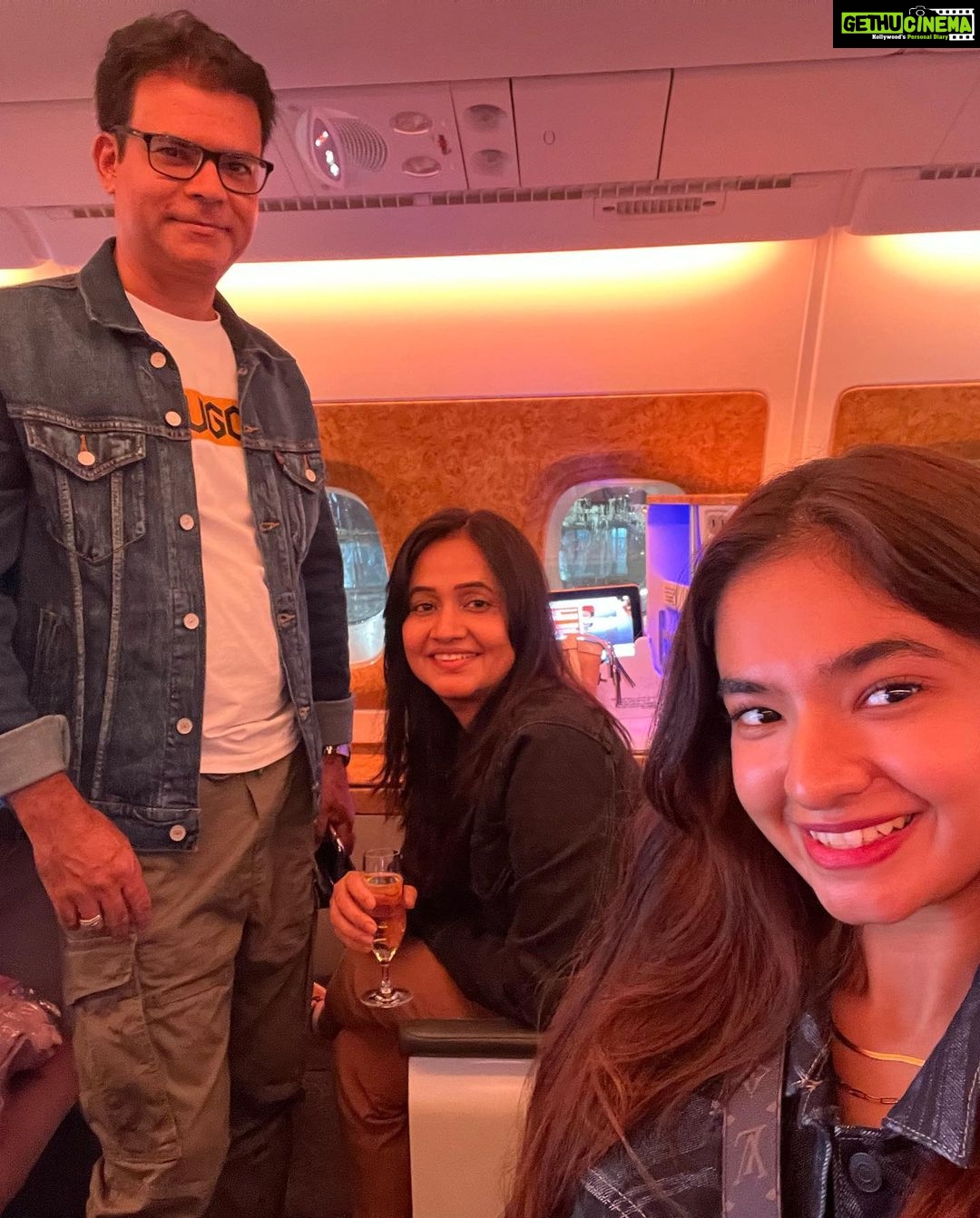 Anushka Sen Instagram - Sen family trip! Bbye India 🇮🇳 Chhattarpati Shivaji International Airport Mumbai