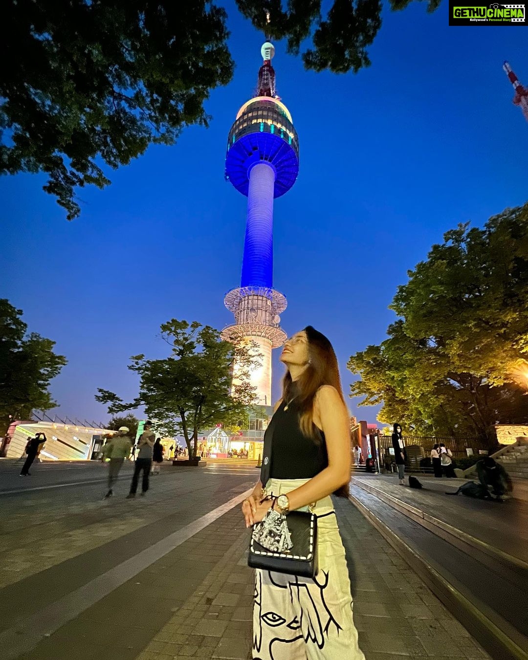 Anushka Sen Instagram - Seoul Tower π°π·π₯Ήπ«°πΉ#namsantower #seoul #korea NμμΈνμ - N SeoulTower