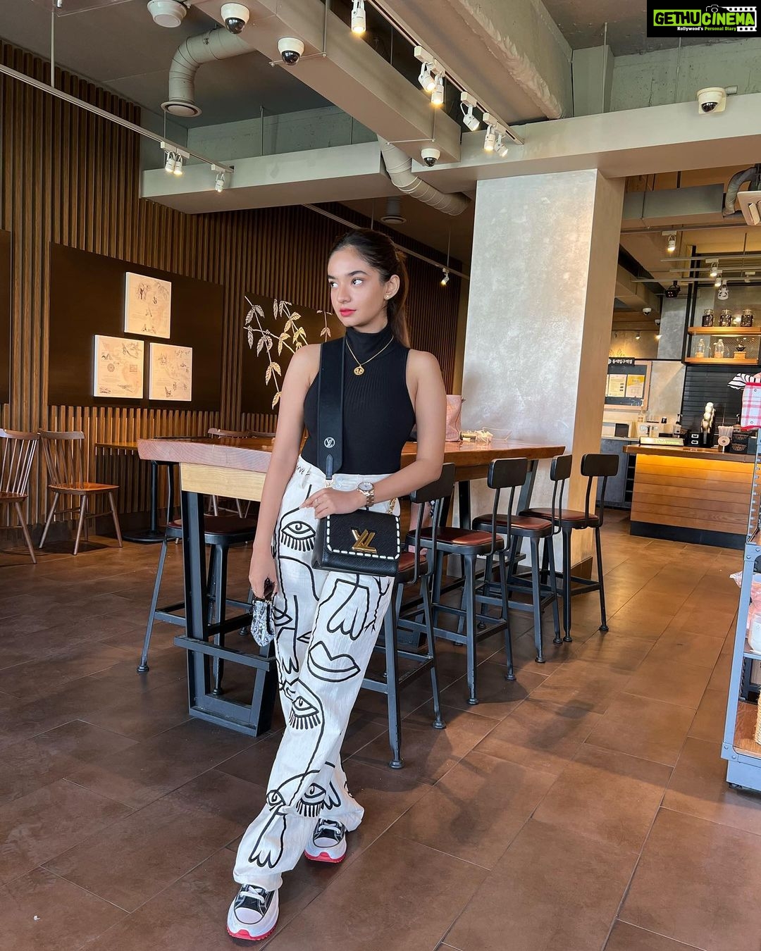 Anushka Sen Instagram - new day new slay ðŸ¤ðŸ«° . Pants: @maisonlesenerves Seoul, Korea
