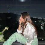 Anushka Sen Instagram - Seoul Tower View from my Hotel Room🥹🌹 남산서울타워 #namsantower The Shilla Hotels & Resorts - 신라호텔
