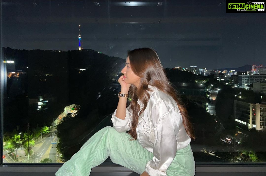 Anushka Sen Instagram - Seoul Tower View from my Hotel Room🥹🌹 남산서울타워 #namsantower The Shilla Hotels & Resorts - 신라호텔