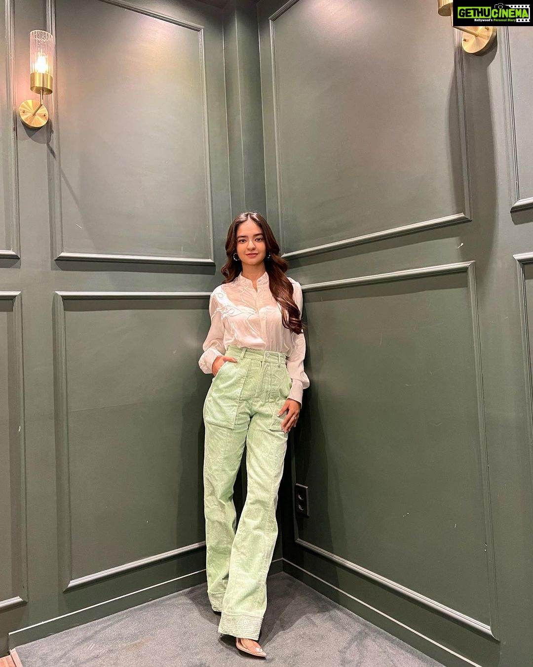 Anushka Sen Instagram - ready for meetings in Seoul 🇰🇷🌹🫰 . Wearing: @maisonlesenerves Yoning요닝