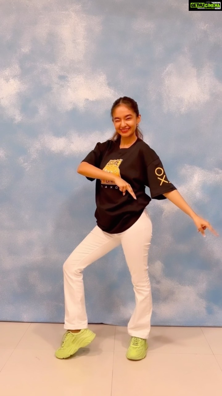 Anushka Sen Instagram - Flaunt your dance moves on #SaaraIndiaKhelega song and stand a chance to win an iPhone 13 by participating in this dance challenge Click on the audio, make sure to use #ZuZuZupeeDance with your entry. Follow and tag @zupee_official in your Reel and upload it. The contest closes on 31st of May. The whole nation is taking up the #ZuZuZupeeDance Challenge, GET SET & put on your dancing shoes… 💃 THE STAGE IS ALL YOURS kyunki Teri chaal hai Kamaal!!! 👌 The Zupee team reserves the right to choose the winner. Only the people above 18 years of age are eligible to participate in this contest. *T&C Apply #ContestAlert #ZuZuZupeeDance #giveaway #contestindia #giveawayindia #Dancechallenge #Zupee