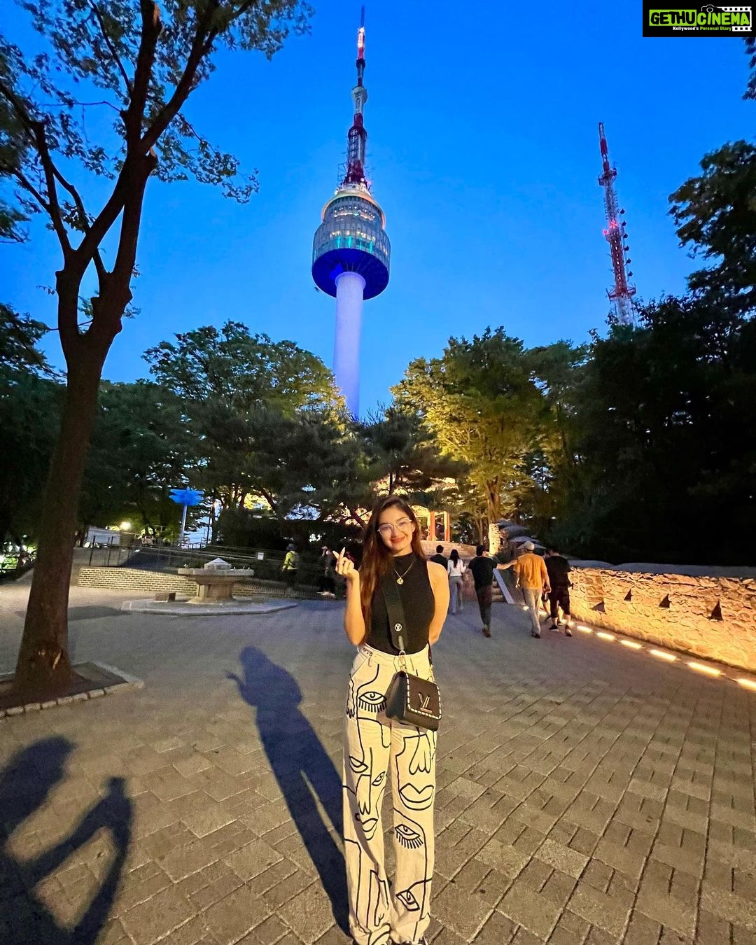 Anushka Sen Instagram - Seoul Tower π°π·π₯Ήπ«°πΉ#namsantower #seoul #korea NμμΈνμ - N SeoulTower