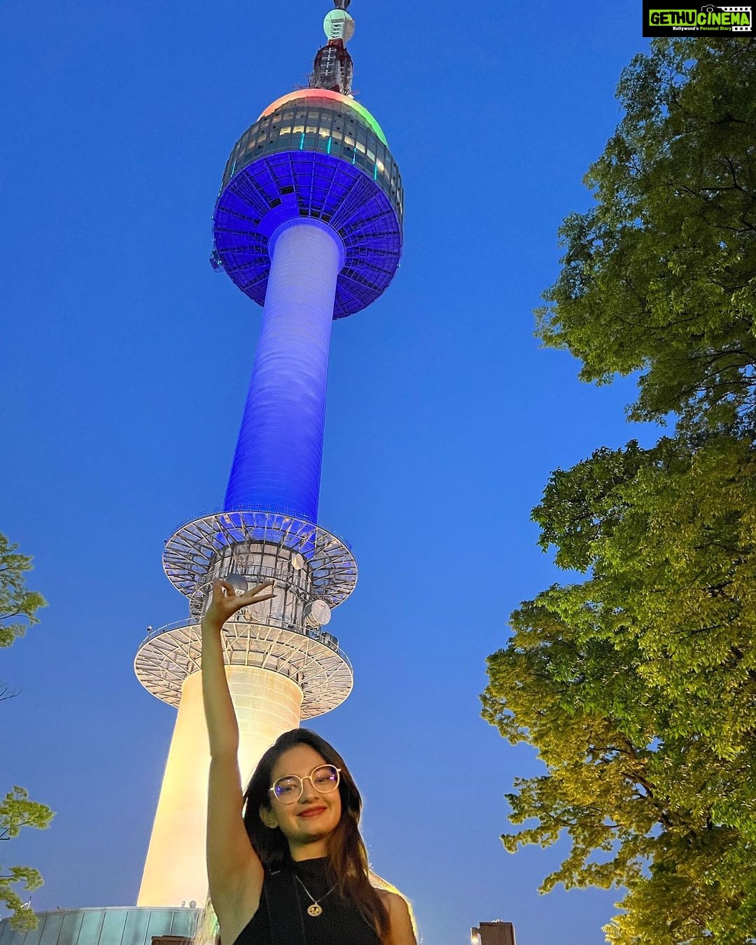 Anushka Sen Instagram - Seoul Tower π°π·π₯Ήπ«°πΉ#namsantower #seoul #korea NμμΈνμ - N SeoulTower